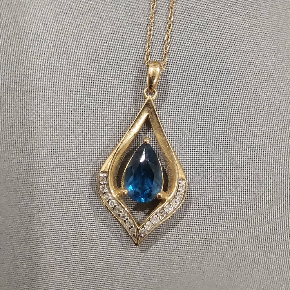Elegant Gold and Blue Pendant Necklace